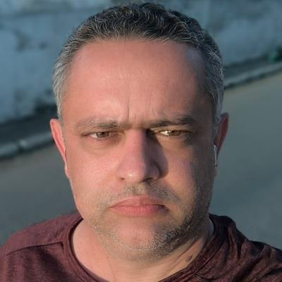 Bacharel em Direito, Jornalista, Especialista em Comunicação Empresarial e Mídias Digitais.