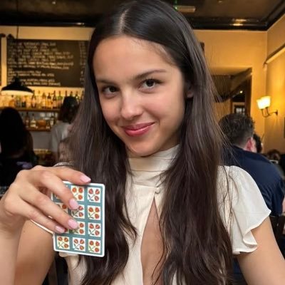 snoopyzitas's profile picture. mistura das músicas da olivia rodrigo e da taylor swift