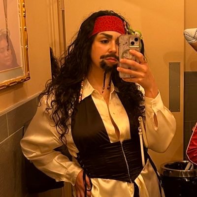 NotFreakyNat's profile picture. ♥️✨🖤✨♥️