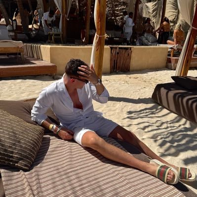 shrzh's profile picture. 21