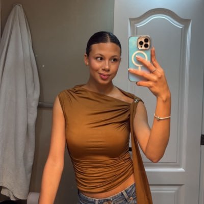 Shellyhowg's profile picture. Me quejo de la vida a veces, me quejo de la universidad siempre, pero más que todo twitteo bobadas. U.Externado⚖️