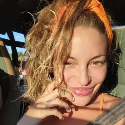 carlottabn5's profile picture. Smiles, sass, and a sprinkle of class