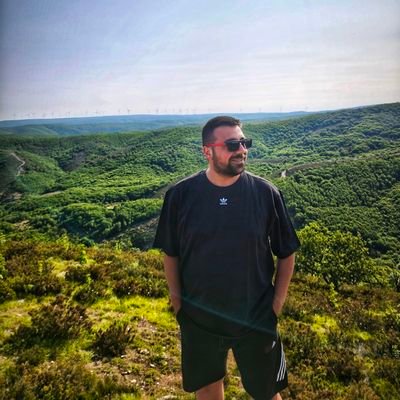 Aknozmen's profile picture. İnsan tercihleriyle yaşar...