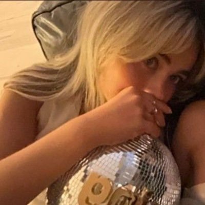 whitxmas's profile picture. i ♡ to shit post & retweet