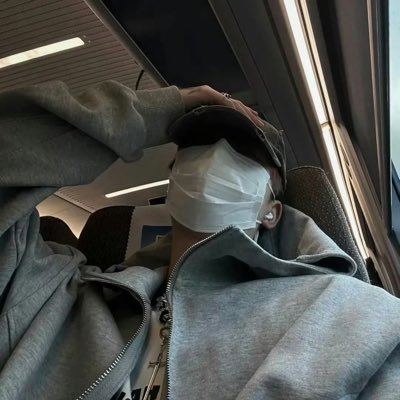 poiuyytt00's profile picture. 不闲聊 大量出Rs 需要联系加v （不过🚪/买rs勿扰谢谢。）