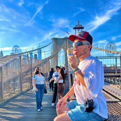 likeayoD_'s profile picture. “Don’t pay any attention to what they write about you. Just measure it in inches.” - Andy Warhol 🐝🦚