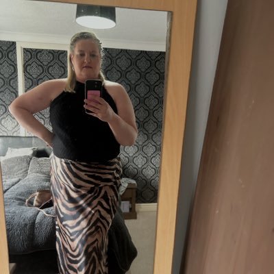 EmTheMidlifeEra's profile picture. 