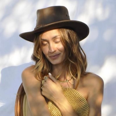 sunstateofmind_'s profile picture. ~Tre cose non possono essere a lungo nascoste: il sole, la luna e la verità.🌞🌚✨ • Quem semeia vento colhe tempestade, quem semeia amor colhe saudade. 🌧️🌈☀️