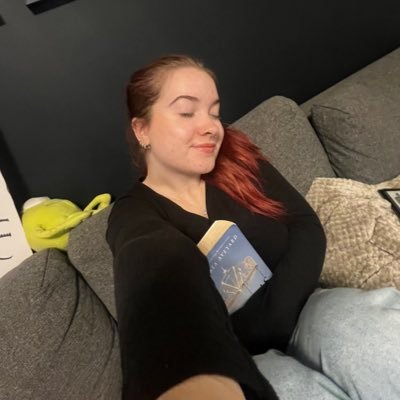 izsbookshelves_'s profile picture. 19 | romance & fantasy | elizabeth eleanor young 🎀🫧🫶🏻💕💖💗💞💐🌸💝 | she/her