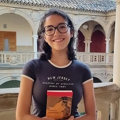 claudiaguilm's profile picture. ✒️📖🦉☕ «escribes poemas porque necesitas un lugar donde sea lo que no es»