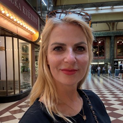 xnch132778's profile picture. A woman from London currently lives in New York City, working in the cosmetics industry and participating in multiple fields such as fashion and art