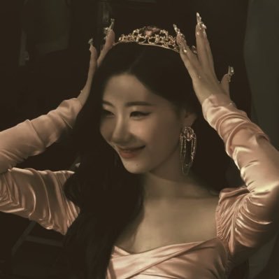 yezzluvv_'s profile picture. 세계에서 가장 큰 미드지 | 16