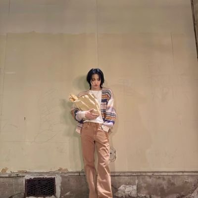 qStrawberryMilk's profile picture. × coffee lover ☕️
× wine enthusiast 🍷
× into photograpy 📸
× passionate concert goer
× music lover