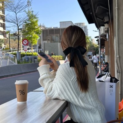 breezy_breezy2's profile picture. Sunshine is the background color, smile is the standard 🌻