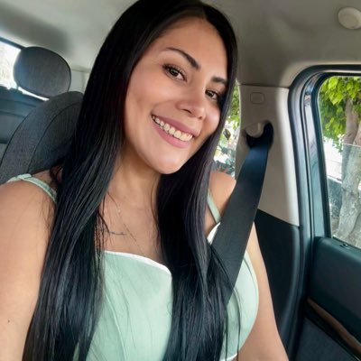 I’m a businesswoman & the founder, owner, and chief operator of the companies Dianglish School and Diana’s Home. Please check them out and follow us. 📚🇺🇸🇬🇧