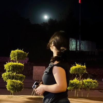 arushibhat10's profile picture. Moonpaglu