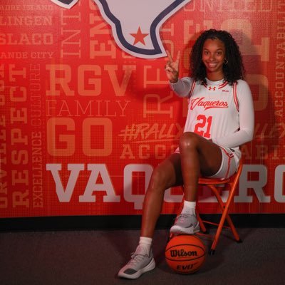 JessicaEBorders's profile picture. Class of ‘26 || 4.52 GPA || Olathe West HS #25 || 🏀 @utrgvwbb commit