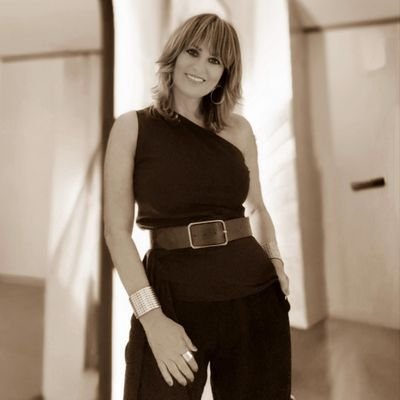 Directrice d’école primaire, formatrice en leadership éducatif, professeure d’anglais et de français, passionnée de danse et toujours en mode Nirvana.