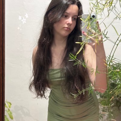 anaaaluysa's profile picture. Sou feita de:
• Verde 
• Música