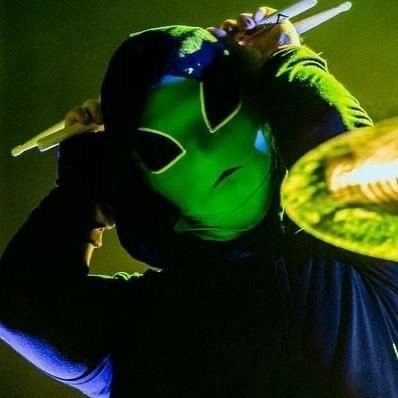 avethema's profile picture. 🎹🎸 “ we’re  going  too  fast , fast ,  save  us . . . ” 👽💿