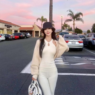 NicoleMoatt's profile picture. Gratitude turns ordinary moments into blessings