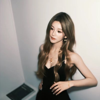 rosyhellour's profile picture. 