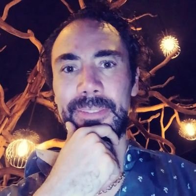 amo la música bailar y cantar.