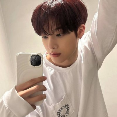 cultyechan's profile picture. yall gotta touch grass sometimes smh