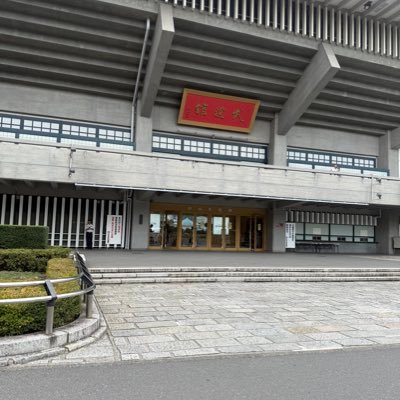 @iLiFE_fukumaru @MEGAFON_yuki よく土下座してる人