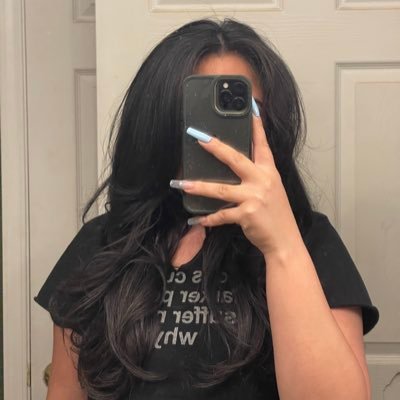 aysiasimone's profile picture. 