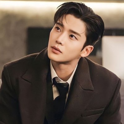SHolmesYoung's profile picture. 35• U.S government• Secret Service agent• The east wind is coming to get you• #SexRol+18 #FreeRol