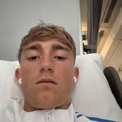 kmsezn's profile picture. physically i'm fine, emotionally i'm bruised