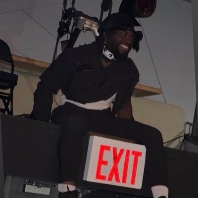 bullethrts's profile picture. just existing how bout you?