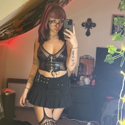 izmlucyx's profile picture. DM me like you mean it