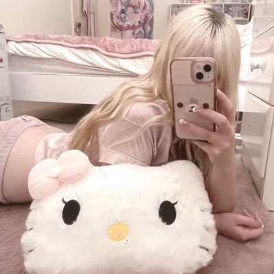 charoberi's profile picture. 𝑙𝘰𝘰𝑛𝑎 𝑖𝑠 𝑓𝘰𝑟𝑒𝜈𝑒𝑟