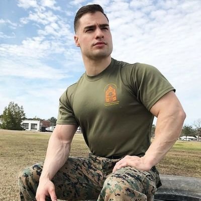 Arroyojulianmig's profile picture. Military living for God and good