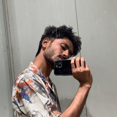 ayearchit's profile picture. 22' a person at peace with having not many people around.