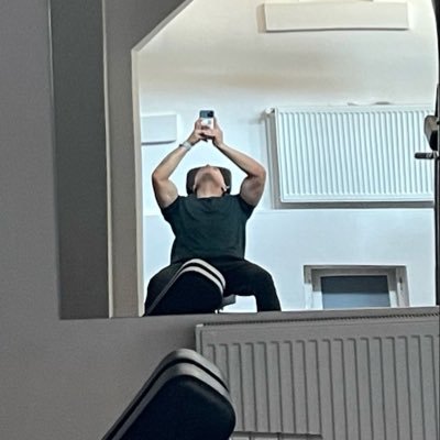 genelde oportünist ama sonuçta kafanda kurduğun distopic filmin kahraman karakteri..