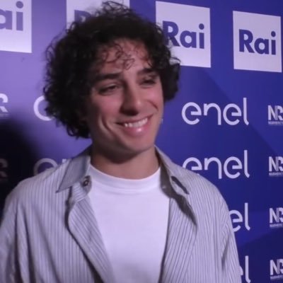 ari_anna2305's profile picture. you drew stars around my scars ✨