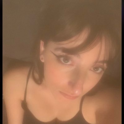 claara1702's profile picture. mais lorsqu'elle sort il ne fait jamais rien | 🍉