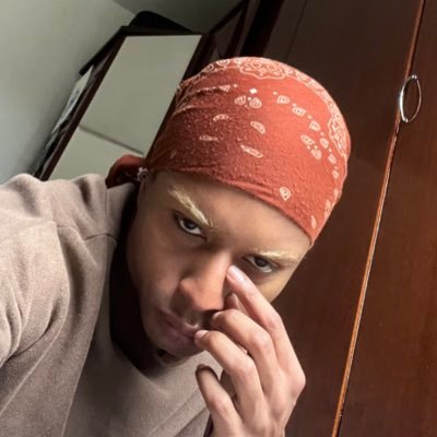 cemcaIRAm's profile picture. acho q o vento flerta comigo✨