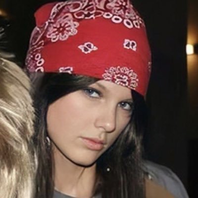 halfshowgirl's profile picture. ½ swiftie, ½ metalhead
