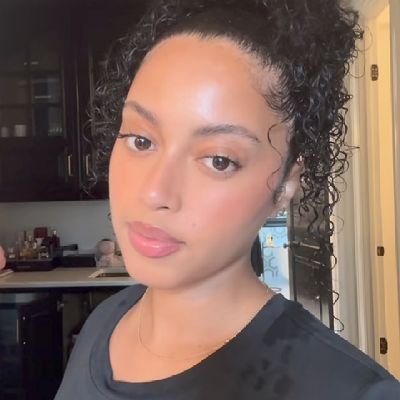 Elizabe83041610's profile picture. 