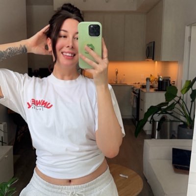 lexisunwell's profile picture. erm