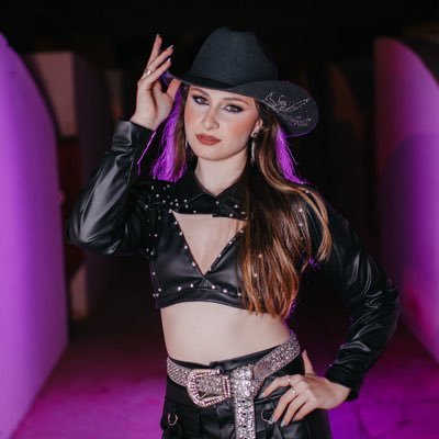 ManuAndreat's profile picture. •Cantora •Contato: (42 99101-1028) • ESCUTE "Nós Tem O Dom" 👇💜