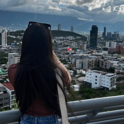 bizzmlltt's profile picture. 