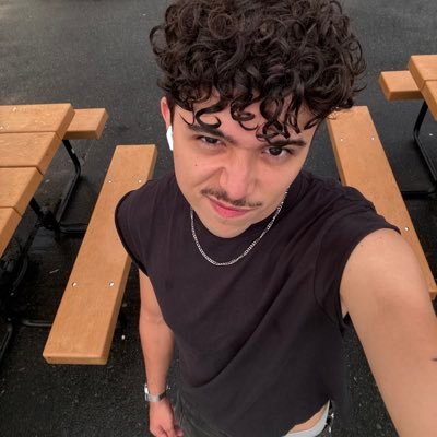 ccurlymess's profile picture. 