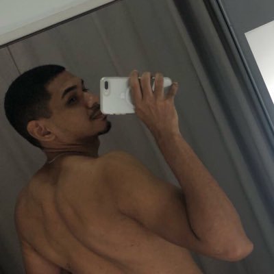 talislinhares's profile picture. Perdido em mil versões irreais de mim.