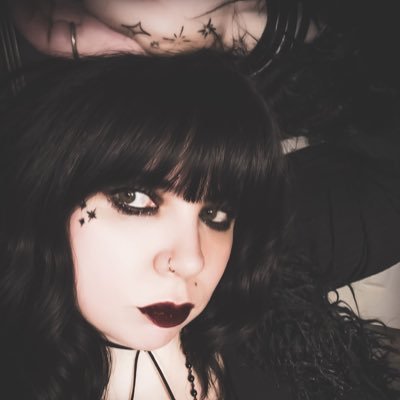 samguine_'s profile picture. wrestling watcher, blood lover, horror enjoyer, cemetery dweller, waffle eater