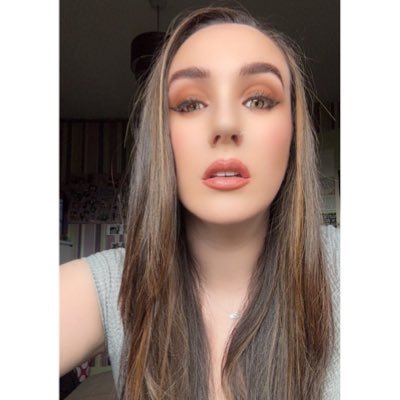 Ameadhbhing's profile picture. pale. brunette. 🇮🇪. makeup. musical theatre. photography. horror. glee. LM. JA. 🌙 Jennifer May.